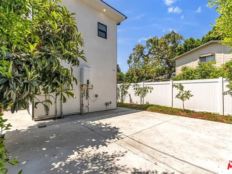 14121 Califa St — Photo 29