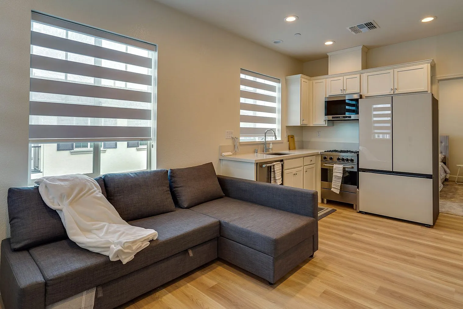2 bed, 2.0 bath, 699 sqft, $4,096 — Photo 4