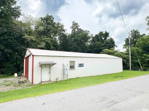 211 Spring St, Dongola, IL 62926