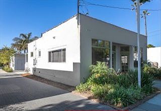 2nd image of 915 De La Vina St