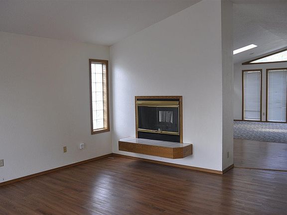 3rd image of 1295 SE Sunnymead Way
