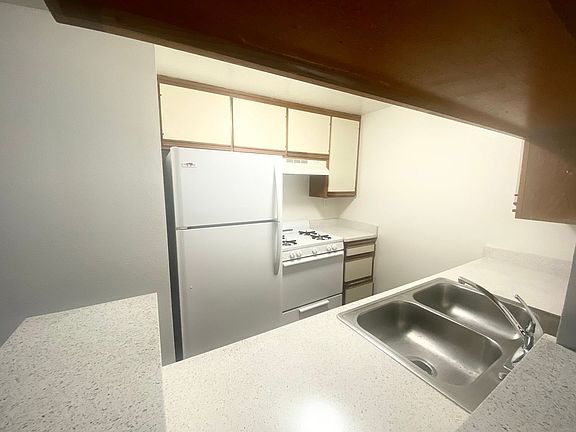 3rd image of 1030 Coronado Ave APT 204