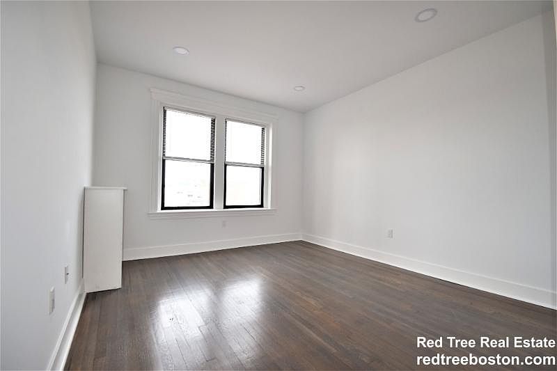 2nd image of 11 Peterborough St APT 2S