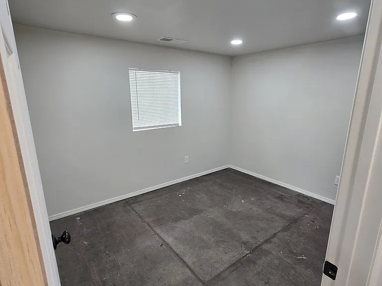 403 S Leroux St — Photo 11