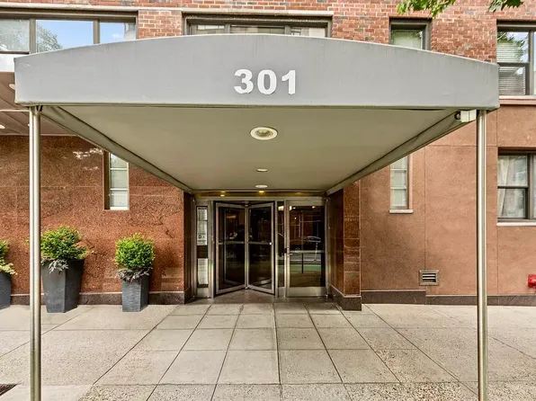301 East 62nd Street image 8 of 12