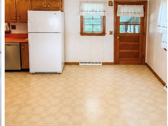 5th image of 212 Shepler St