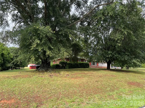 649 Pine St, Forest City, NC 28043