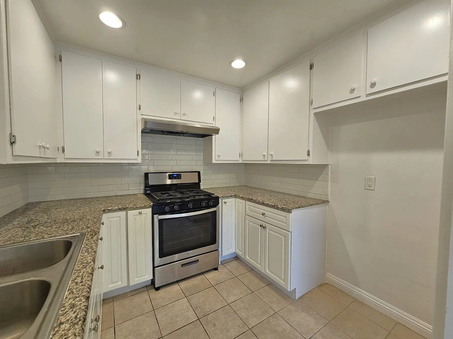 2 bed, 900 sqft, $1,995 — Photo 2