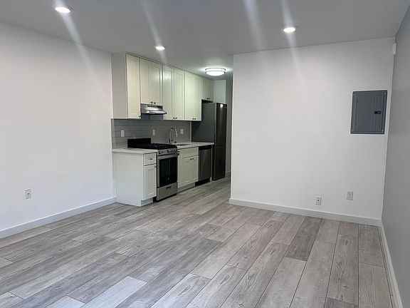 3rd image of 550 27th St APT 207