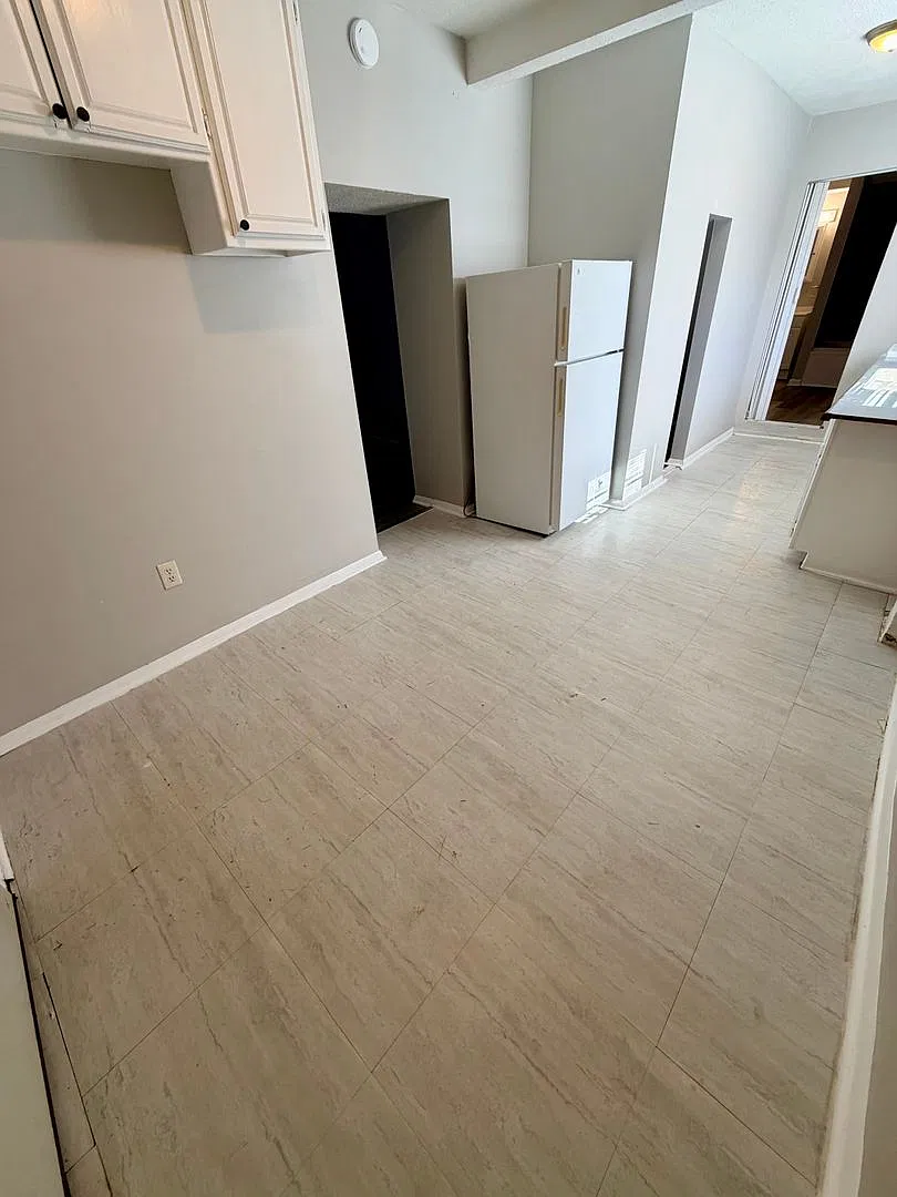 321 North Broadway Street (Z4) — Photo 2