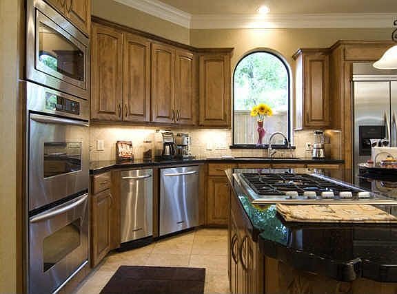 4th image of 5517 Fairdale Ln