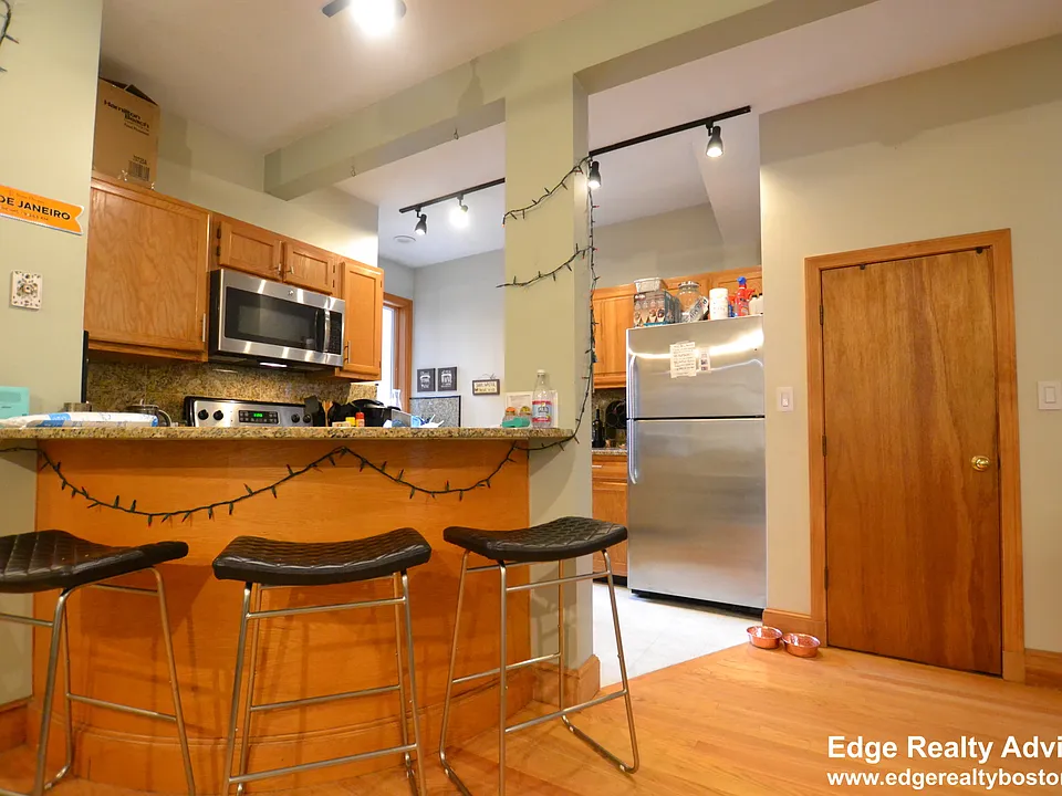 77 Easton St #1