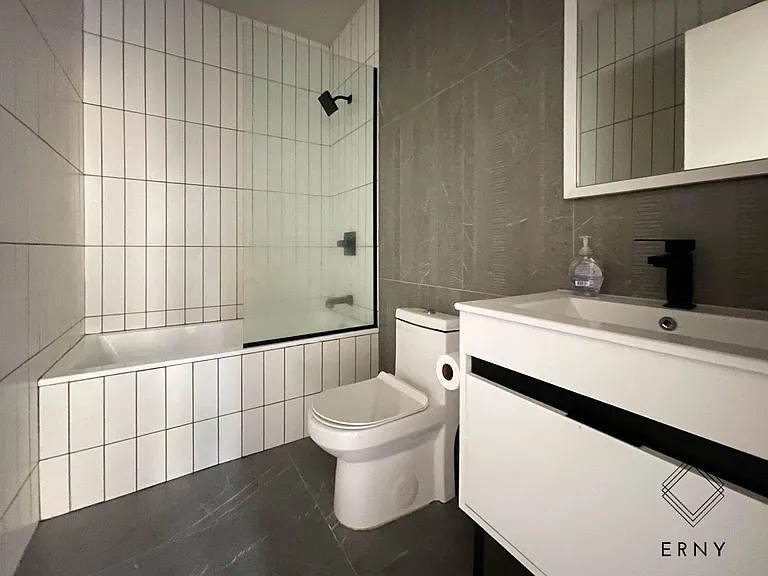 1354 Jefferson Ave #5R — Photo 6
