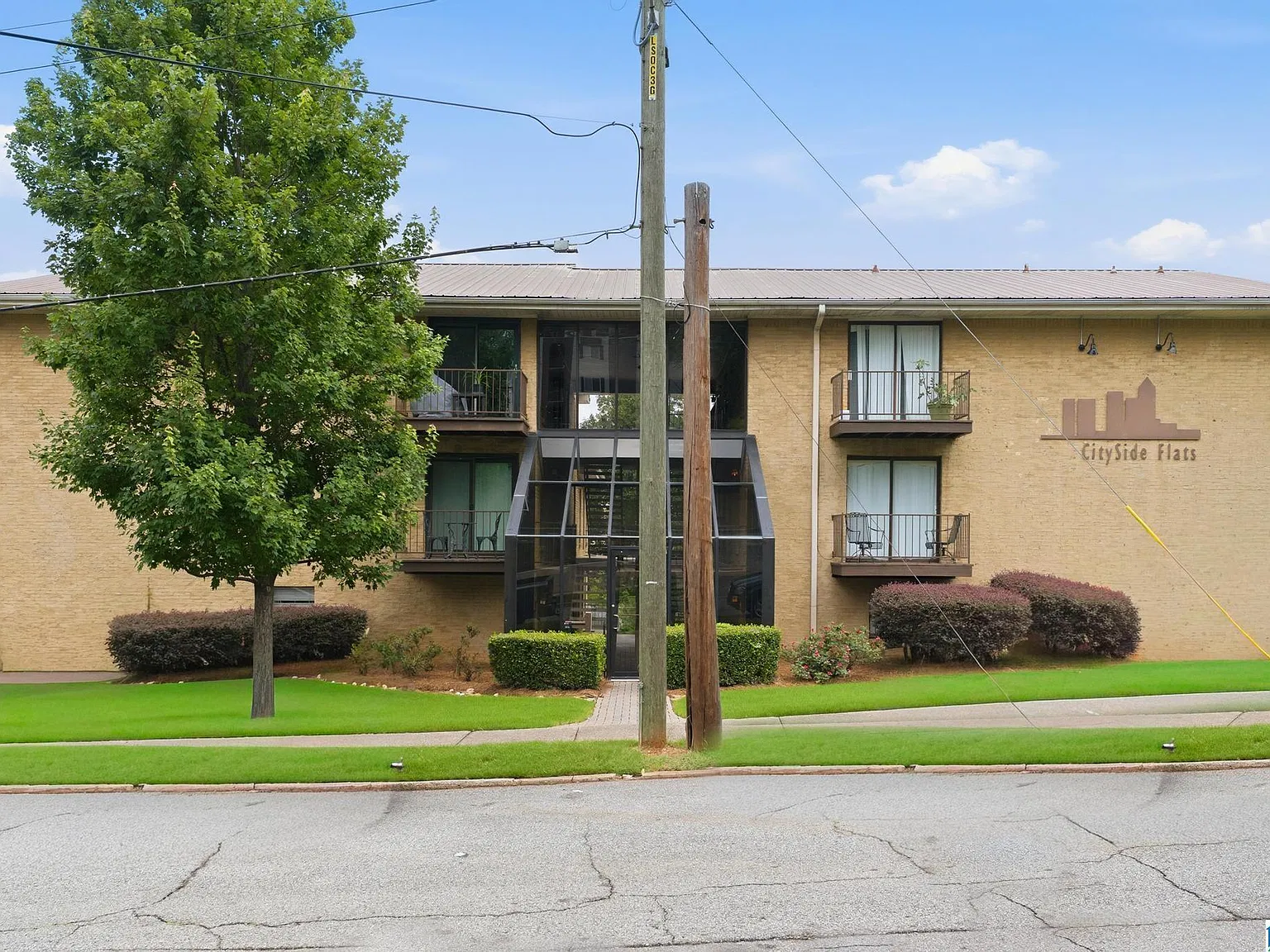 2 bed, 1.0 bath, 792 sqft, $1,350 — Photo 2