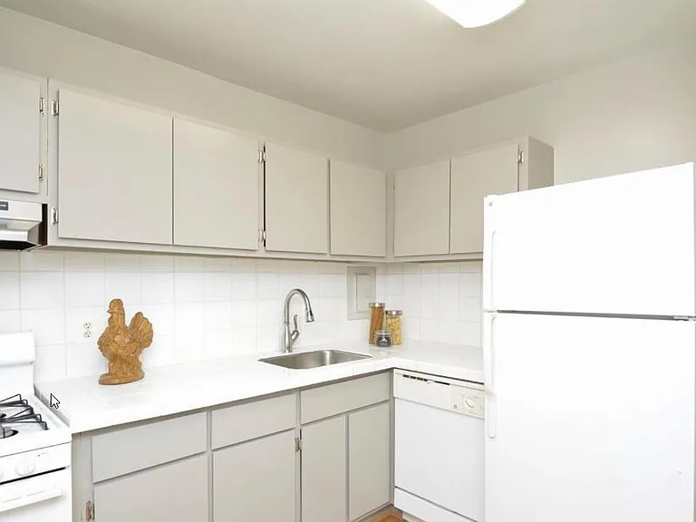 27 Canterbury Sq #301 — Photo 5
