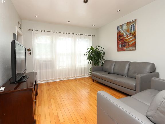 3rd image of 2844 N Damen Ave