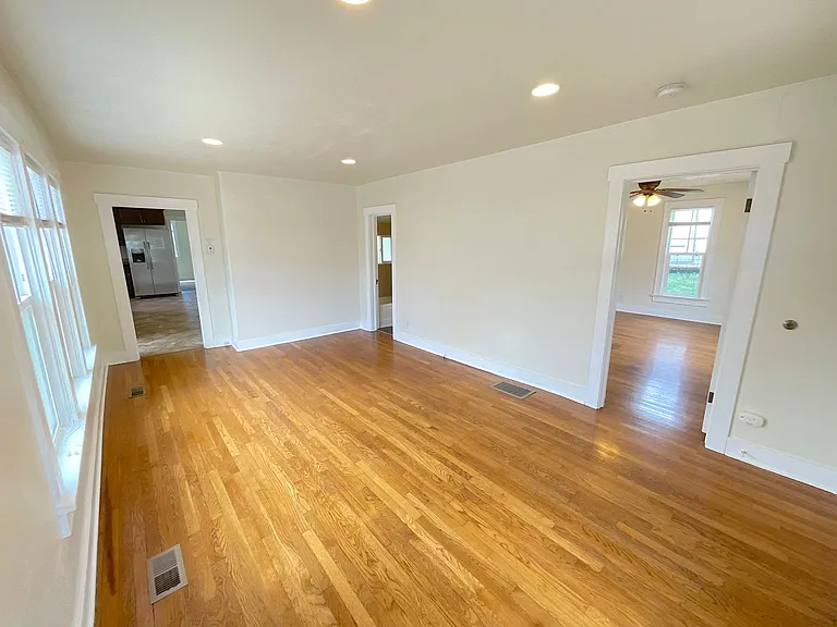 126 S Institute St — Photo 13
