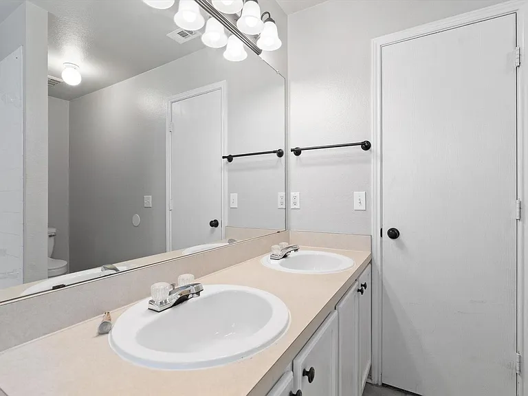 1300 Mallard Dr — Photo 14