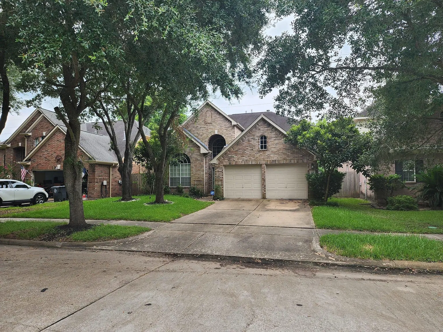 4 bed, 2.5 bath, 2570 sqft, $2,500 — Photo 2