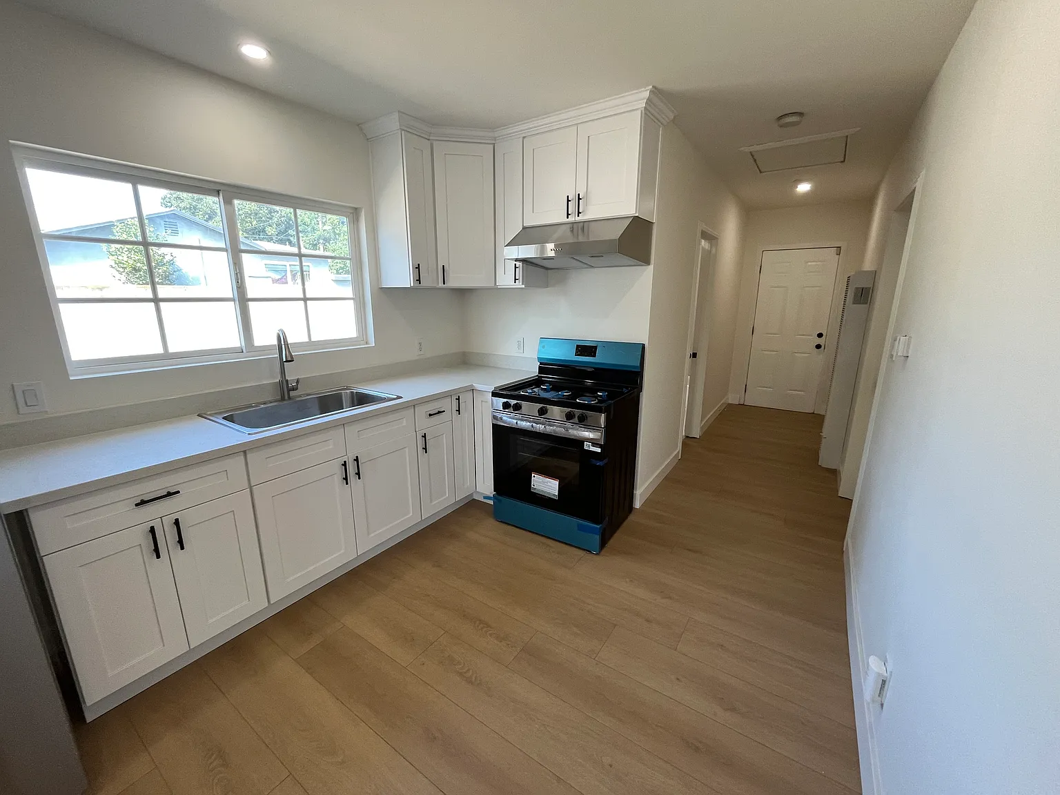 3 bed, 1120 sqft, $3,300 — Photo 3