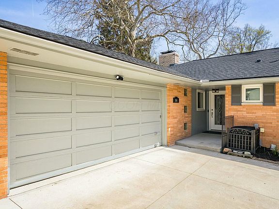3rd image of 144 Serran Dr