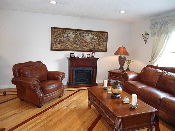 4th image of 6894 Glenwood Ln