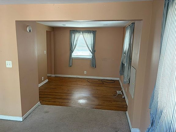 4th image of 25 Collins Ave