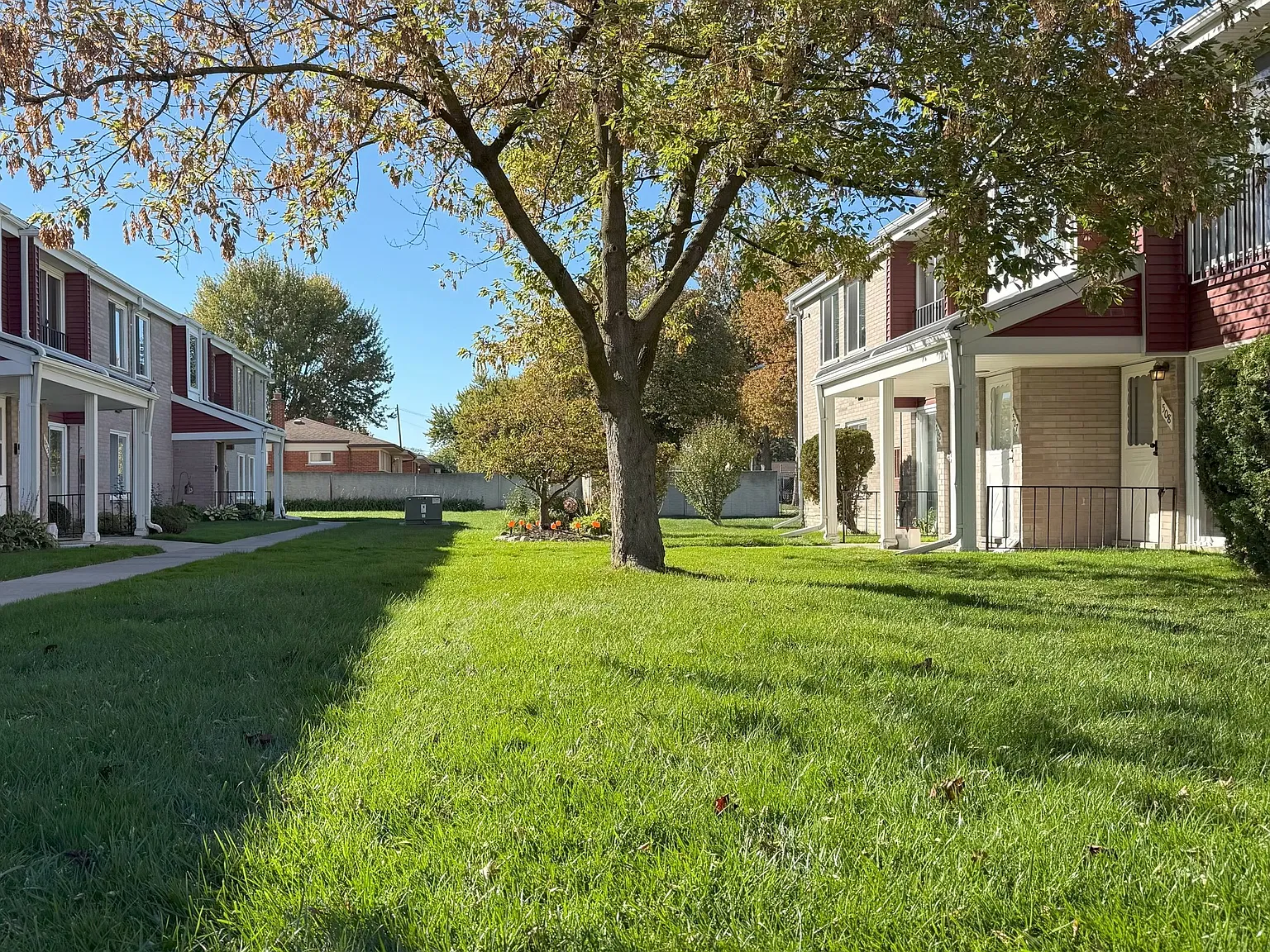 2 bed, 978 sqft, $1,600 — Photo 1