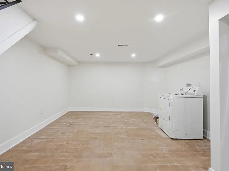 512 S Yewdall St — Photo 31
