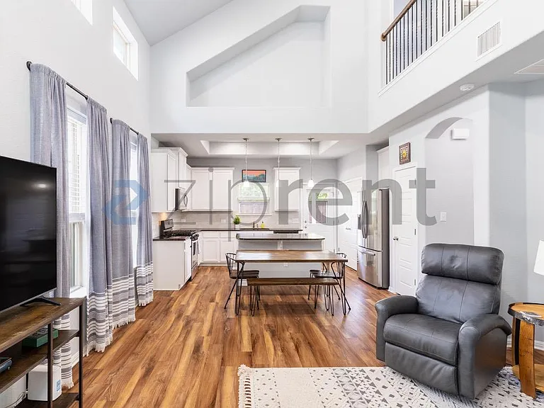 1404 Jenkins Bnd — Photo 3