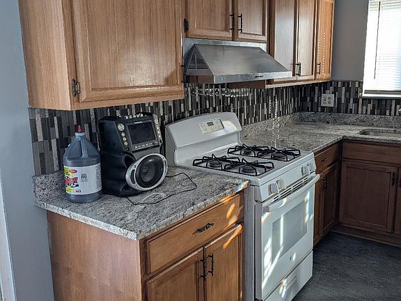 5th image of 28460 Selkirk St