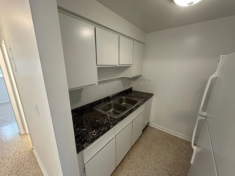 3200 Fairway Ln — Photo 8