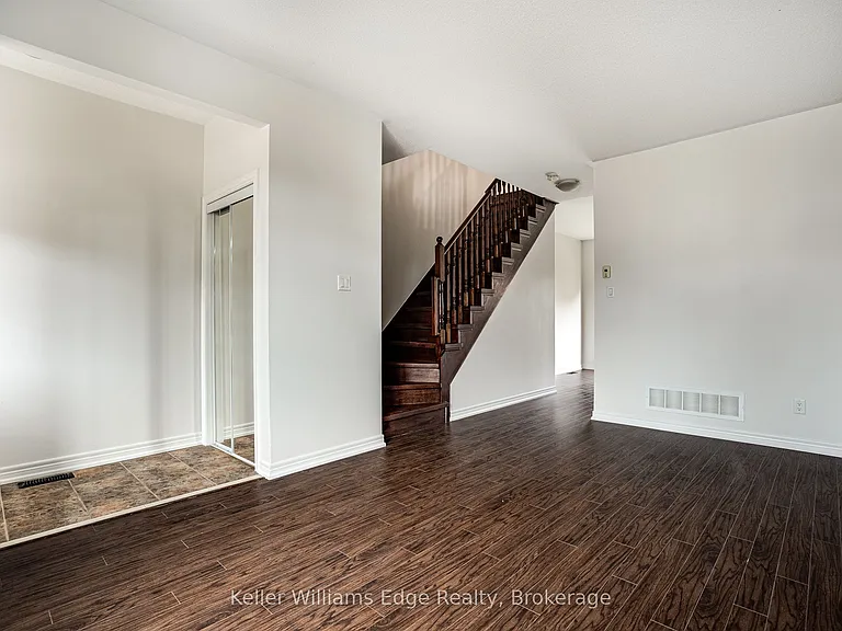 93 Glendarling Cres — Photo 7