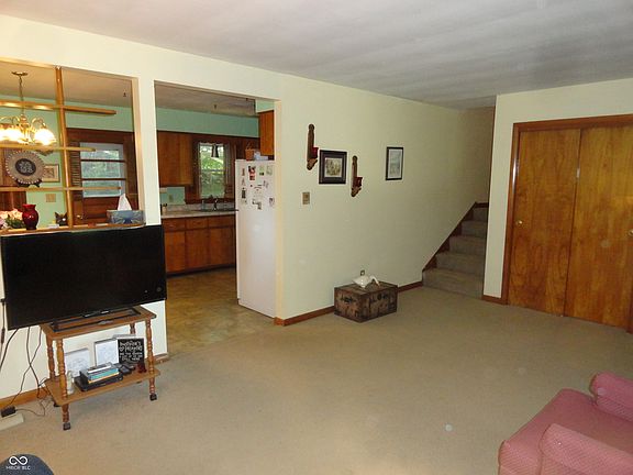 5th image of 406 Colvin Ct