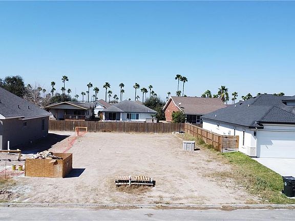 2nd image of 704 La Laguna Rd