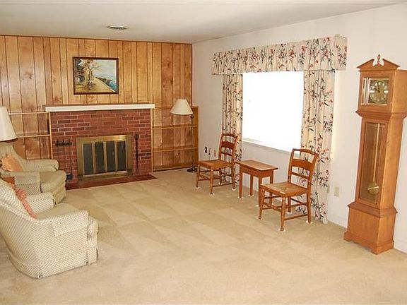 3rd image of 521 Earnshaw Dr