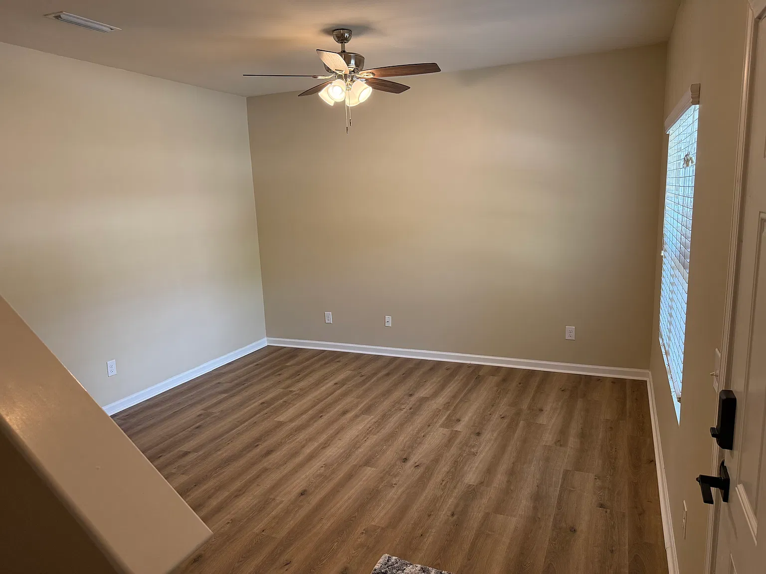 4 bed, 2.5 bath, 2049 sqft, $2,270 — Photo 2