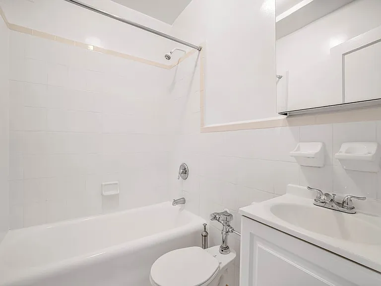 208 W 23rd St #914 — Photo 4