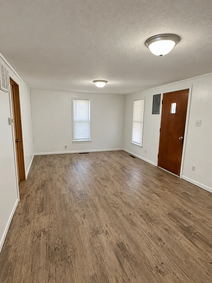 Cute 2 Bed/1 Bath Home Near I44! — Photo 3