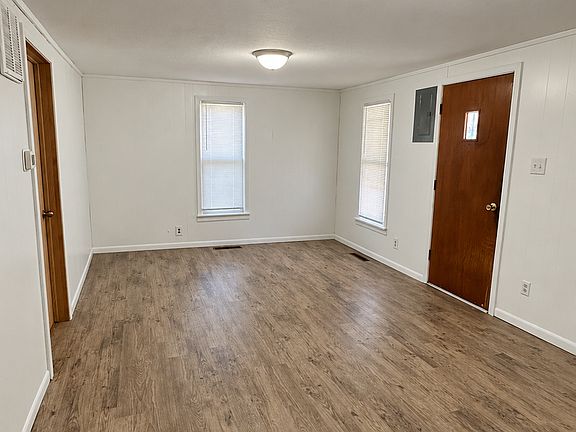 3rd image of 721 W Della St