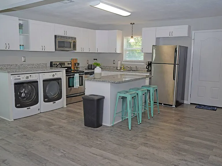115 E Yonge St — Photo 10