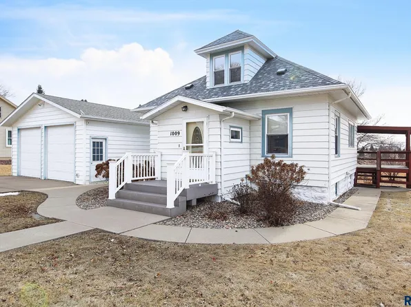 1009 3rd St, Garretson, SD 57030