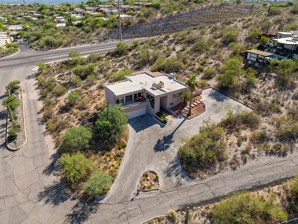 5798 E Paseo Cimarron