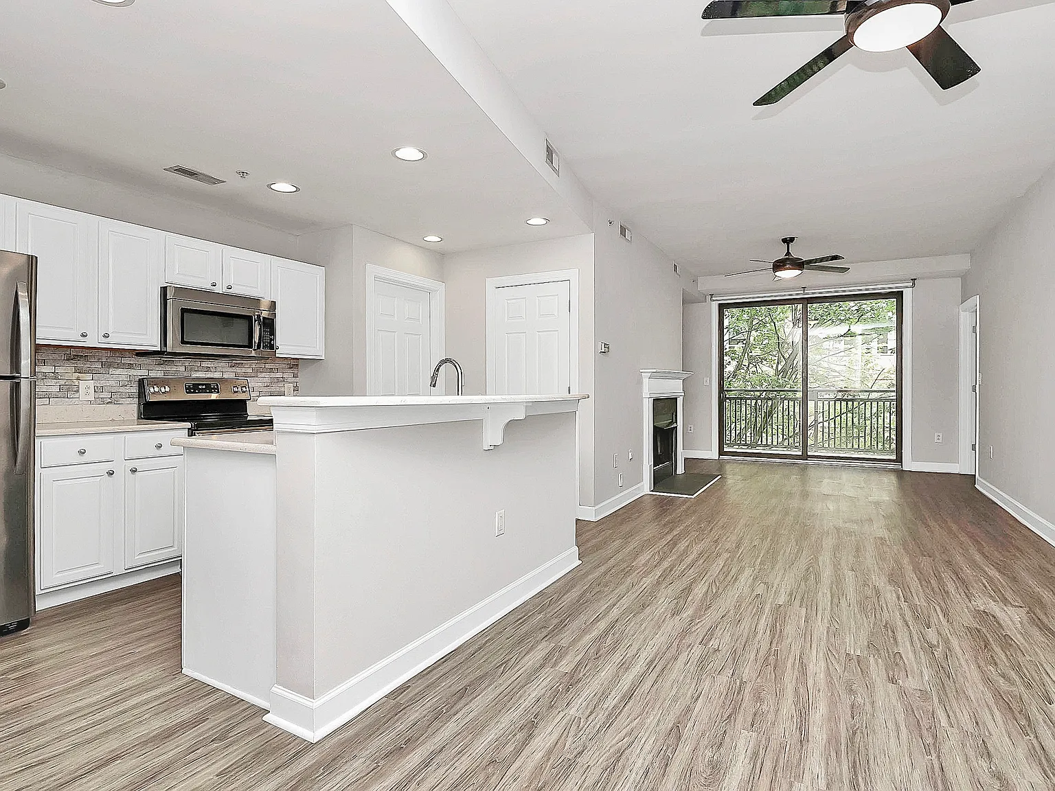 718 West Trade Street #409 - Yancey - 409 — Photo 2