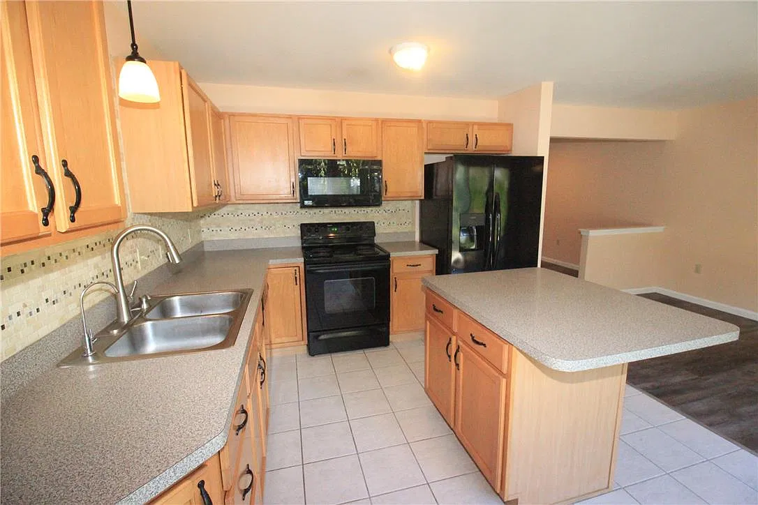 3 bed, 1.5 bath, 1618 sqft, $2,475 — Photo 3