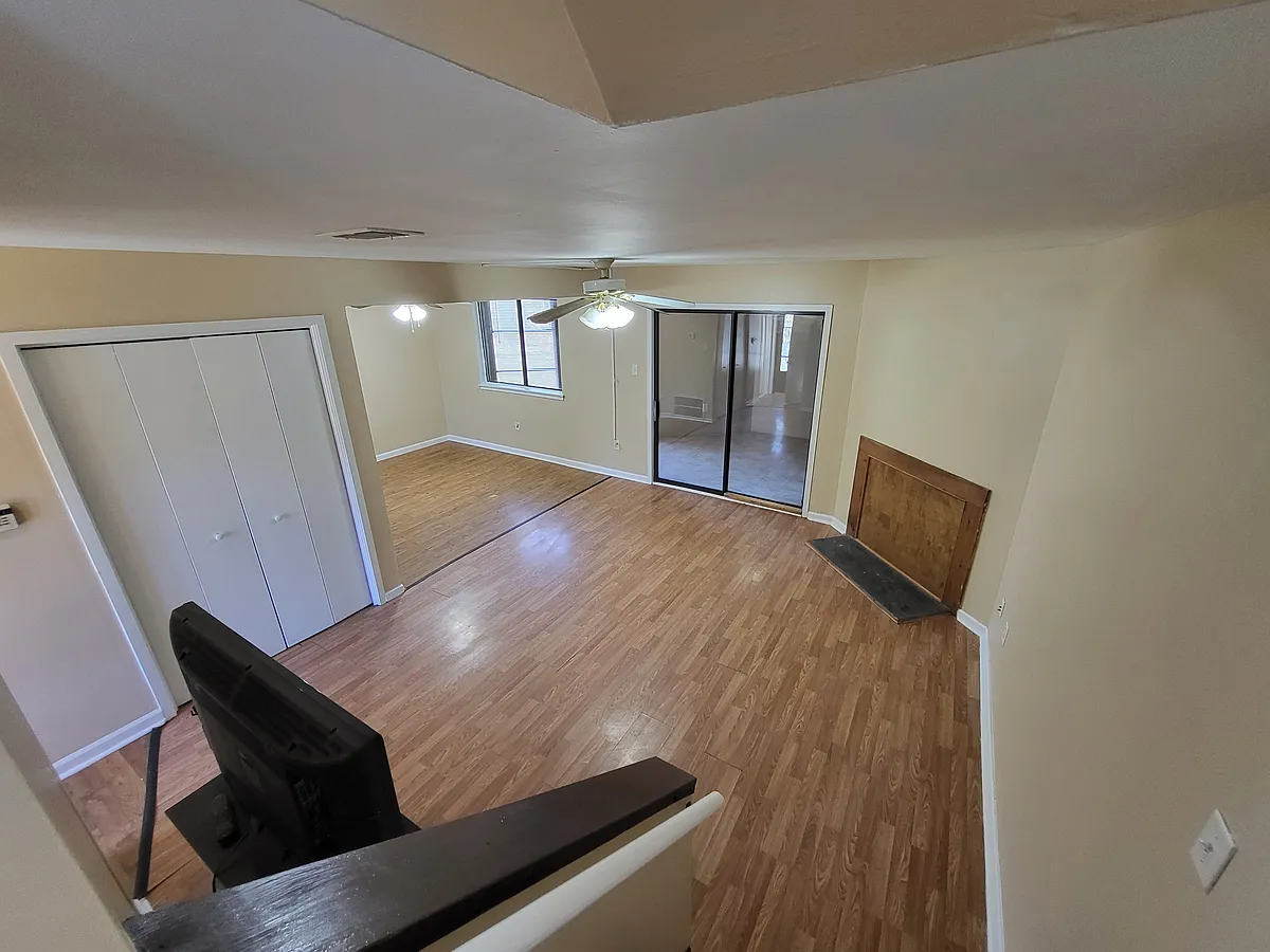 Building Photo - 402 Tudor Ct