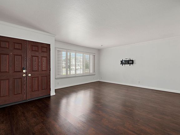4th image of 414 Conestoga Way
