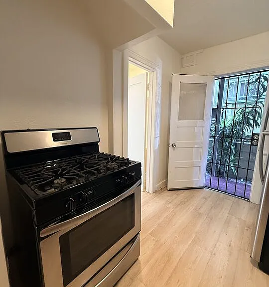 936 S Berendo St — Photo 13