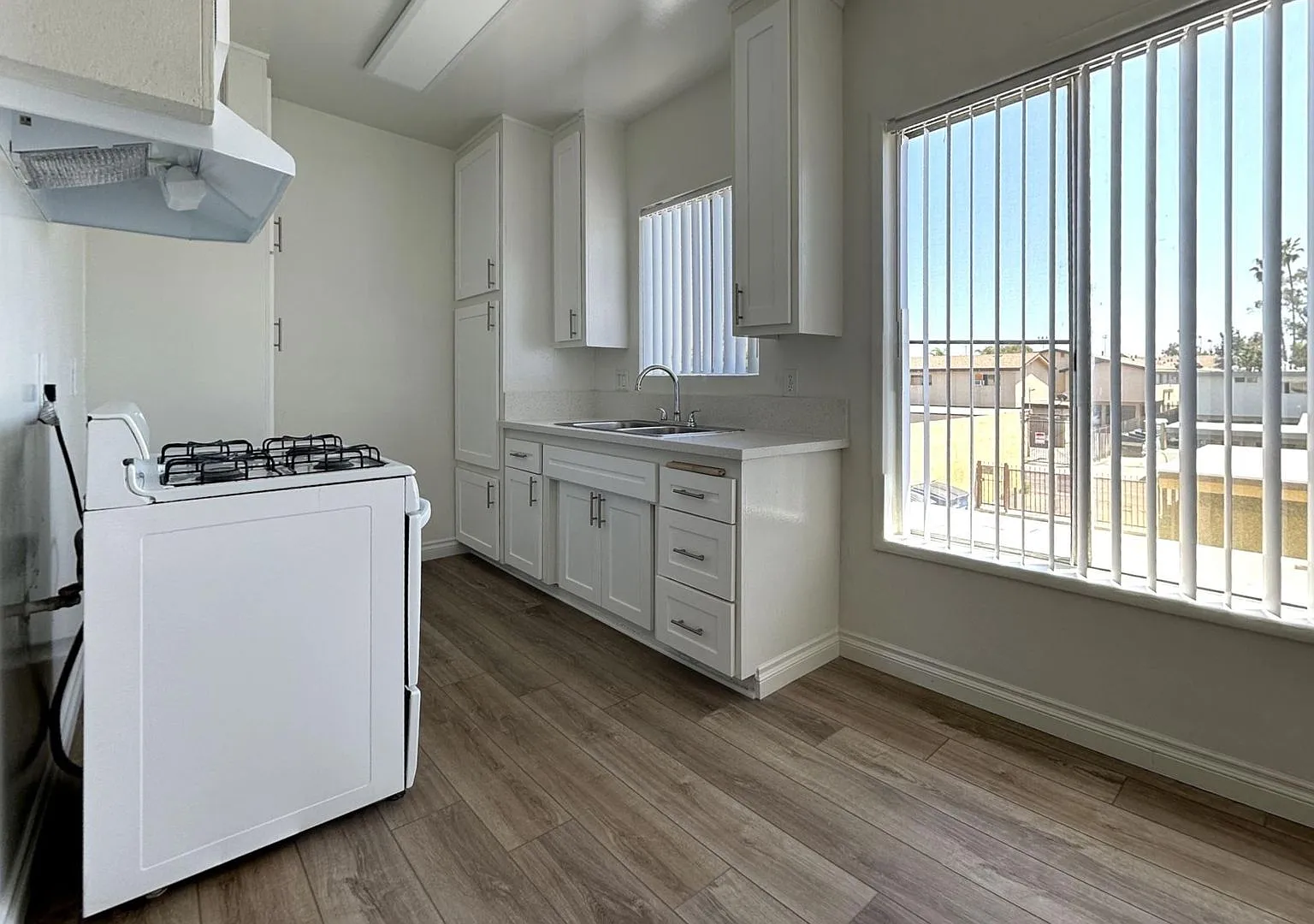 Roscoe Villa Apts — Photo 1