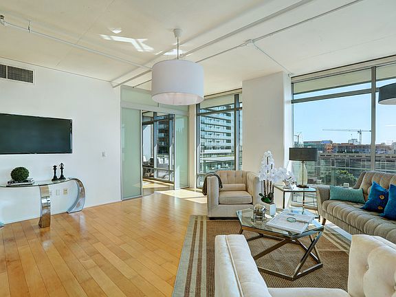 3rd image of 1100 S Hope St APT 702